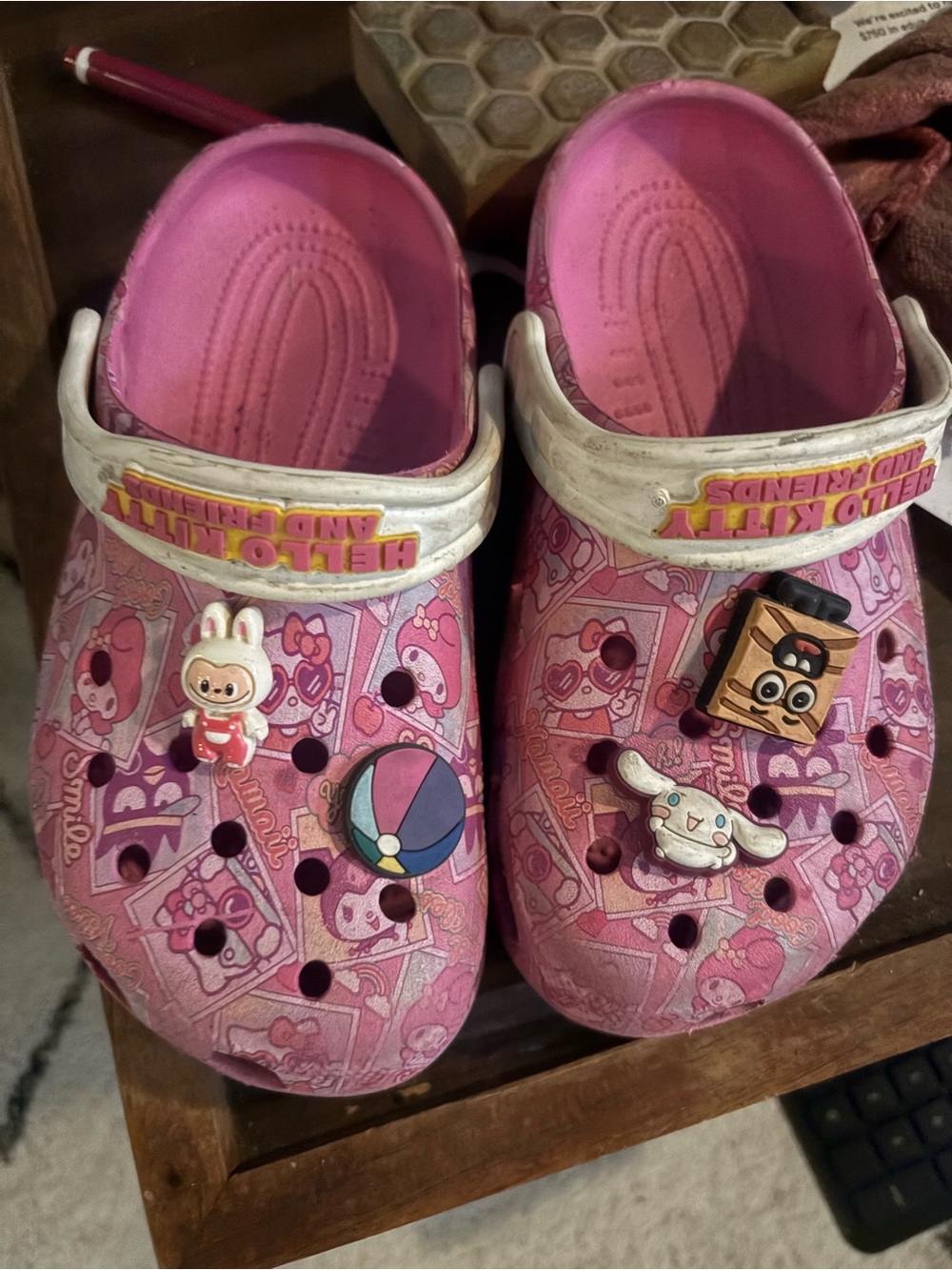 CROCS Kids Pink Graphic Clogs with cinnamon roll hello kitty rare! Jibbitz